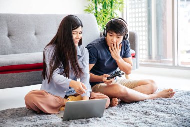 Heyecanlı erkek arkadaşının yanında çalışan kız arkadaşı evde video oyunları oynuyor..