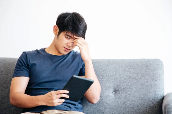 Uomo Serio Che Utilizza Tablet Mentre Seduto Sul Divano Spazio — Foto Stock