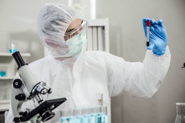 Bilim adamı SARS-CoV-2 aşısını yakından inceledi, Covid-19. 