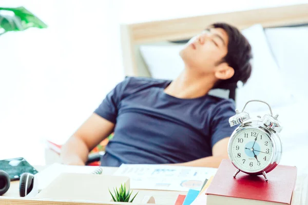Horloge Sur Table Face Homme Asiatique Fatigué Sieste Dans Bureau — Photo