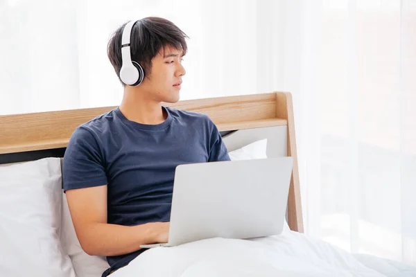 Hombre Asiático Feliz Usando Ordenador Portátil Comprobar Buenas Noticias Dormitorio — Foto de Stock