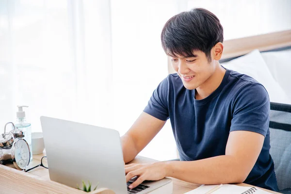 Hombre Serio Escribiendo Cuaderno Escritorio Del Dormitorio Espacio Para Copias Fotos de stock