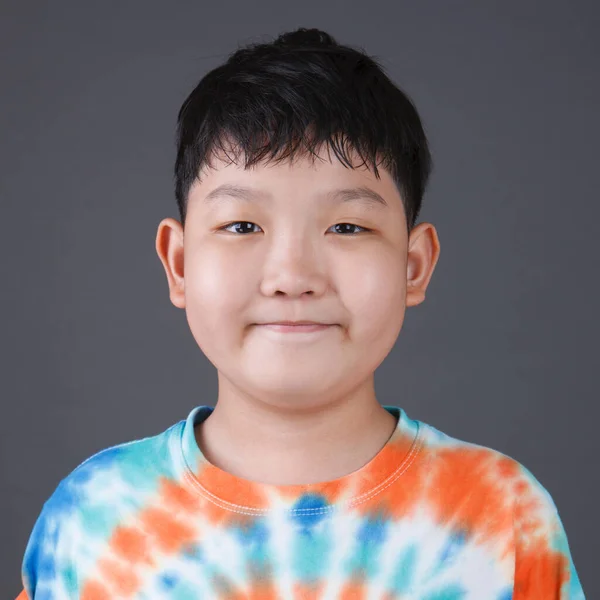 Close Gelukkig Schattig Vet Aziatisch Jongen Portret Dragen Kleurrijk Shirt — Stockfoto