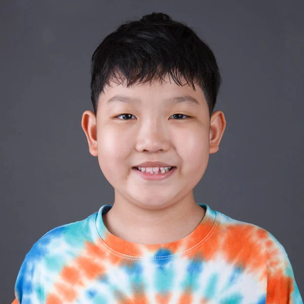 Närbild Happy Cute Fat Asian Boy Portrait Bär Färgglada Skjorta — Stockfoto