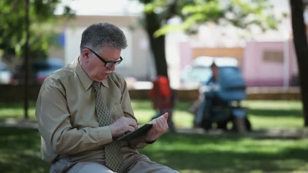 Chytrý Šedovlasý Muž Sedí Slunečné Ulici Čte Zapisuje Poznámkovém Bloku — Stock video
