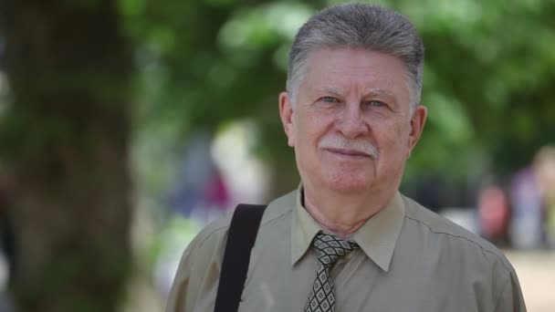 Homem Velho Feliz Com Mustashe Está Sorri Beco Verde Verão — Vídeo de Stock