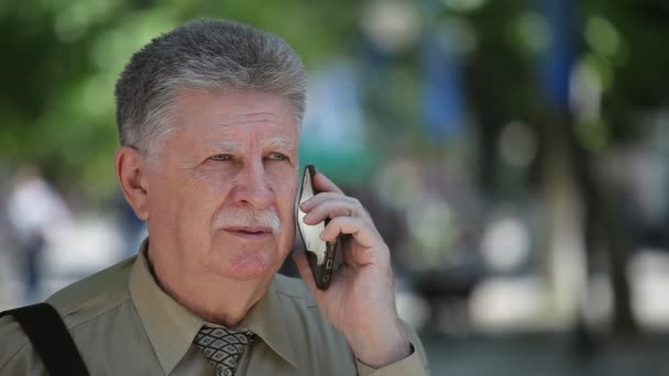 Anxious Aged Man Chats Smartphone His Folks Alley Summer Portrait — Stock Video