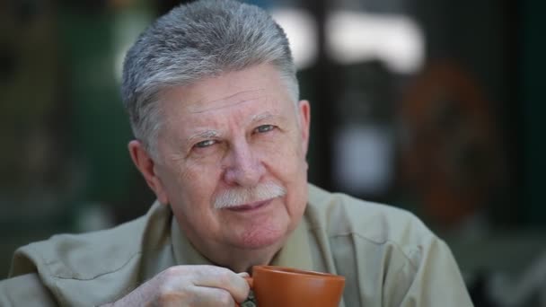 Bilge Yaşlı Adam Açık Havada Kahve Içer Hayatı Hakkında Bir — Stok video