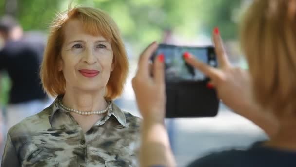 Happy Woman Stands Her Daughter Takes Photo Alley Summer Portrait — Stock Video