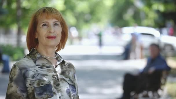 Voguish Vrouw Stands Lacht Vrolijk Een Groene Steegje Zomer Portret — Stockvideo