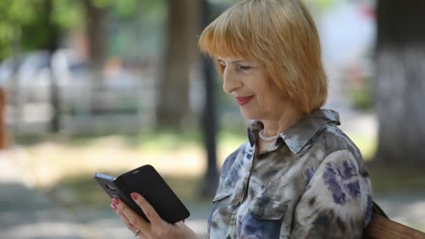 Smart Woman Assis Sur Banc Chercher Des Informations Sur Smartphone — Video