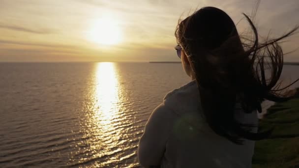 Ursnygg Flicka Vit Hoodie Njuter Den Svarta Havet Sunpath Sommaren — Stockvideo