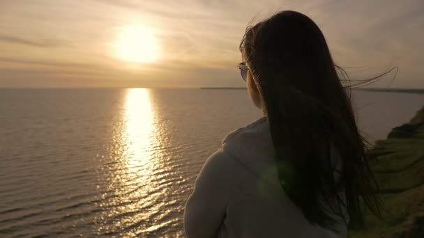 Schitterend Meisje Een Wit Pak Staat Heuvelachtige Kust Bij Zonsondergang — Stockvideo