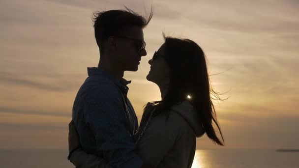 Amorösa Par Omfamna Varandra Erotiskt Svarta Havet Och Stranden Sunset — Stockvideo