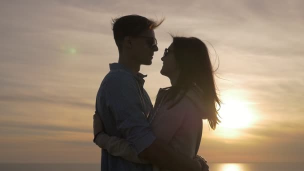 Jovens Abraçam Apaixonadamente Costa Mar Negro Pôr Sol Perfil Uma — Vídeo de Stock