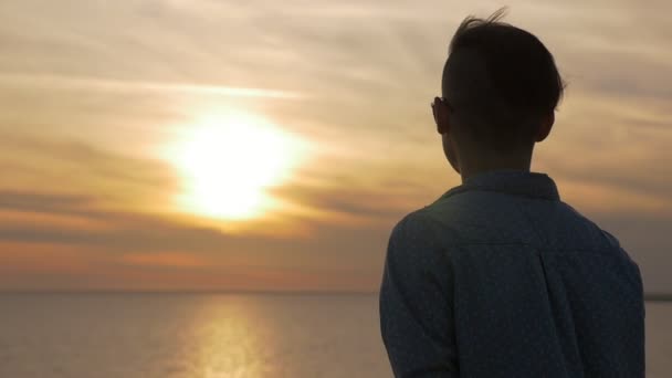 Giovane Uomo Alza Gode Tramonto Splendente Sulla Costa Del Mar — Video Stock