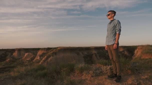 Jonge Man Staat Kust Van Zwarte Zee Kijkt Naar Golven — Stockvideo