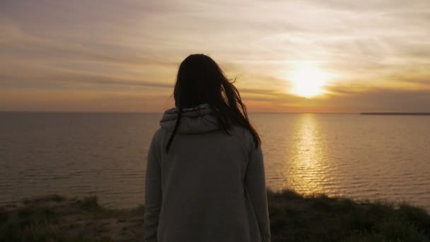 Giovane Donna Lungo Sentiero Del Sole Sulla Costa Del Mar — Video Stock