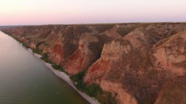 Kil ile Karadeniz'in dağlık sahilinin hava atış güneşli bir günde, yaz aylarında muhteşem bir günbatımı bir kuş bakışı ani kil tepeler ve Karadeniz kıyısında derin boşluklar doruklarına. Gökyüzü pembe ve mavi.