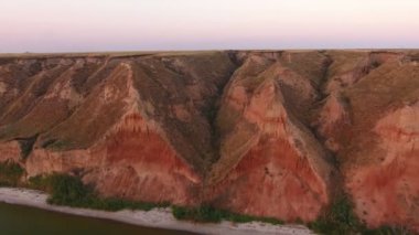 Güneşli bir Karadeniz kıyısında dev üçgen Hills hava atış kuşbakışı göz atış Karadeniz'in dağlık coasline kaplı dikenli kil tepeler, yeşil sulak ve derin boğaz ile yaz aylarında