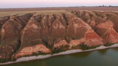 Yaz aylarında güneşli bir mistik ve tepelik Karadeniz sahilinin hava atış bir fantezi kuş bakışı mountaneous Karadeniz kıyılarının sulak ve üste antik dev şövalyeler gibi yaz aylarında seyir zirvesinin kaplı