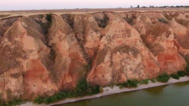 Güneşli bir günde toprak koruma eski büyük savaşçılar yaz A peri masalı kuş bakışı, Karadeniz kıyı mountaneous dev savaşçılar gibi kaba Karadeniz kıyılarının hava atış kaplı 