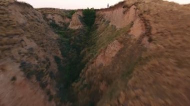 Derin bir geçit ve kaba kil kanyonlar bir düşük uçan drone ve yaz aylarında güneşli bir Karadeniz kıyı şeridi eteklerindeki sarp yamaçlar yaz A kuş bakışı'Karadeniz kıyısında sivri tepeler hava