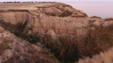 Engebeli ve dağlık Karadeniz sahilindeki yaz aylarında güneşli bir hava atış yaz aylarında düşük uçan uçak kumlu mountaneous kıyı dar boğaz ve yeşil yamalar, Karadeniz ile gelen heyecan verici bir görüntülemek