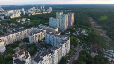 Kiev, Ukrayna - 27 Nisan 2018:A kuş bakışı yüksek çok öykülü binalar, küçük özel evler, yeşil parklar, sokaklar, yaz aylarında güneşli bir metalik garajlar 