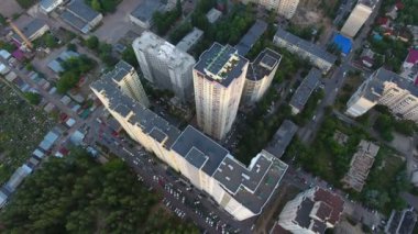 Hava yaz aylarında yüksek çok öykülü evleriyle Kiev bir konut alanının bir yukarı aşağı kuşbakışı, Yüce konut ve iş binaları olan otomobil, Park ve alleys güneşli bir yaz aylarında yeşil sokak ortasında çekim