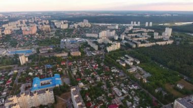 Kiev Hava atış ile onun yeşil parkları, sanayi ve binalar çarpıcı kuş'ın bakışı Kiev yüksek ve küçük işletme ve özel evler, dolu bir Konut Emlak Konut tesislerinde yaz spor