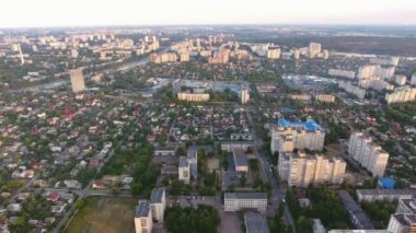 Kiev yeşil kentsel cityscape güneşli bir hava atış bir etkileyici kuş bakışı Kiev multistoried yapılarıyla, küçük özel evler ve yeşil alanlarda bir çok güneşli bir günde yaz.