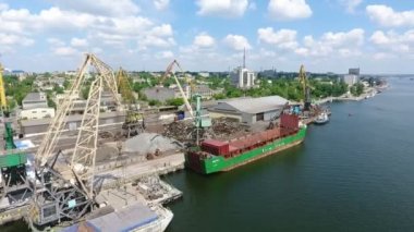 Kiev, Ukrayna - 27 Nisan 2018: yaz aylarında koyu mavi suları ile Dnipro Nehri'nin beton platformları uzun boylu metalik vinçler bir satırının heyecan verici bir görünüm 