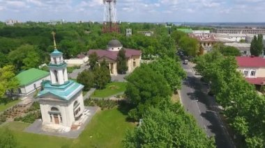 Hava atış iki Ortodoks Hıristiyan bir yeşil park alanında yaz aylarında bir heyecan kuş bakışı Ortodoks kiliseleri ve güneşli bir günde bir park bölgesinde yakın duran bir Tv Kulesi iki geleneksel binaların kiliseleri
