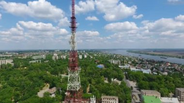 Dikenli bir Tv Kulesi ve sınırsız Dnipro yaz aylarında hava atış yaz aylarında güneşli bir Ocak ızgarası, yeşil cityscape ve horizonless Dnipro Nehri'nin inanılmaz bir kuşbakışı göz pan Yüce Tv Kulesi yapılmış