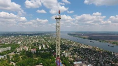 Hava atış yüksek metalik Tv Kulesi ve Dnipro nehir kıyısında yaz pitoresk kuş'ın göz tavada kabarık beyaz bulutlar ve horizonless Dnipro Nehri'nin mavi gökyüzü güneşli bir günde piercing Tv Kulesi