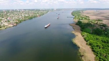 Hava atış Dnipro, güzel bankalar ve yaz aylarında büyük mavnalar şaşırtıcı bir kuş bakışı büyük mavna ve bankalar ile Dnipro Nehri'nin yemyeşil parklar ve binalar ile kaplı güneşli bir günde