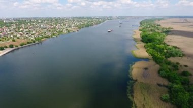 Hava atış Dnipro, pitoresk bankalar ve şaşırtıcı bir kuş bakışı onun güzel bankalar ile Dnipro Nehri'nin evleri ve yeşilliklerle kaplı yaz aylarında büyük gemiler ve güneşli bir mavna