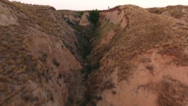 Court-circuit aérien d'un étroit espace et de collines escarpées sur le rivage de la mer Noire en été Vue aérienne d'un drone volant à basse altitude d'une gorge de sable rugueuse et de pentes abruptes du littoral de la mer Noire culminant par une journée ensoleillée en été 