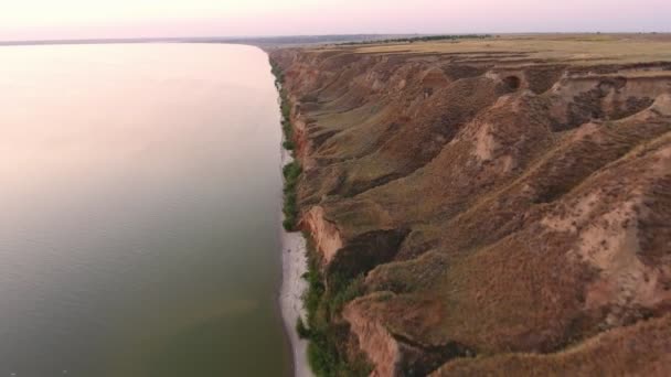 Letecký Snímek Skalnaté Pobřeží Černého Moře Zářící Západ Slunce Létě — Stock video