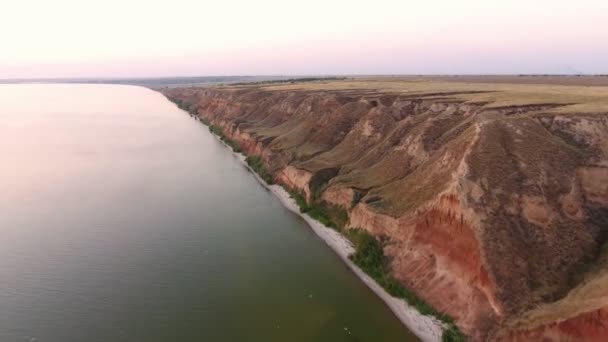 Fotografia Aérea Costa Mar Negro Com Altas Colinas Água Rosa — Vídeo de Stock