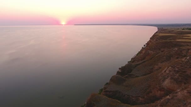 夏季黑海沿岸加冕日落的空中拍摄一只鸟的眼睛拍摄的艺术日落与加冕太阳在山区黑海海岸线的粉红色和紫色表面夏季 — 图库视频影像