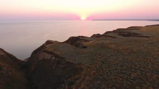 夏季黑海海滩上华丽日落的空中拍摄在夏季山区黑海海岸的印象派粉红色表面上 一只鸟的眼睛拍下耀眼的紫色和紫罗兰色的日落 — 图库视频影像