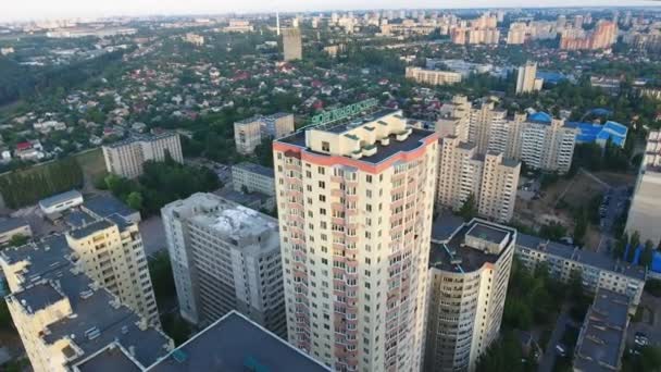 キエフ ウクライナ 2018 高尚な現代 Skyscrapper の印象的な鳥の目鍋は夏の晴れた日に公園と緑の通りのアパートのブロックの中で配置 — ストック動画