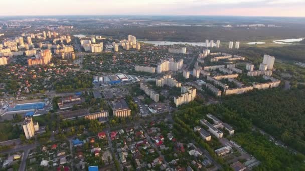 晴れた日にキエフ都市景観における高層集合住宅 競技場 緑豊かな公園 カービィー ドニプロのキエフ ウクライナ 2018 華麗な鳥の目のビュー — ストック動画