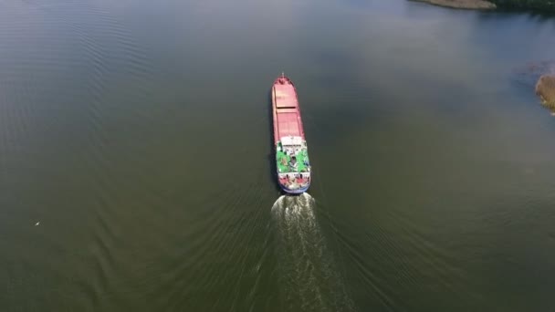 Tiro Aéreo Uma Enorme Barcaça Movendo Centro Dnipro Dia Ensolarado — Vídeo de Stock