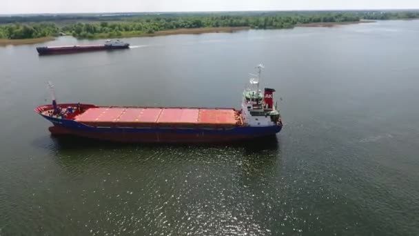 Tiro Aéreo Duas Barcaças Movendo Longo Rio Dnipro Dia Ensolarado — Vídeo de Stock