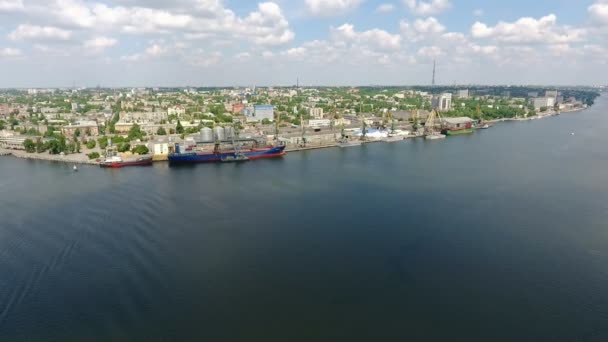 Luchtfoto Lang Shot Van Torenhoge Kranen Docks Een Haven Aan — Stockvideo