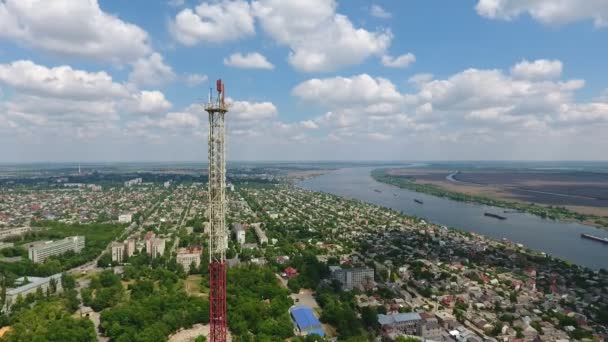 Foto Aérea Una Torre Televisión Alta Río Hooky Dnipro Verano — Vídeos de Stock