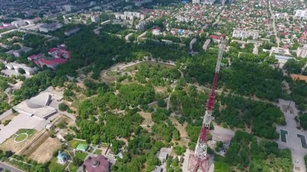 Luftaufnahme Eines Riesigen Fernsehturms Der Sommer Der Innenstadt Steht Eine — Stockvideo